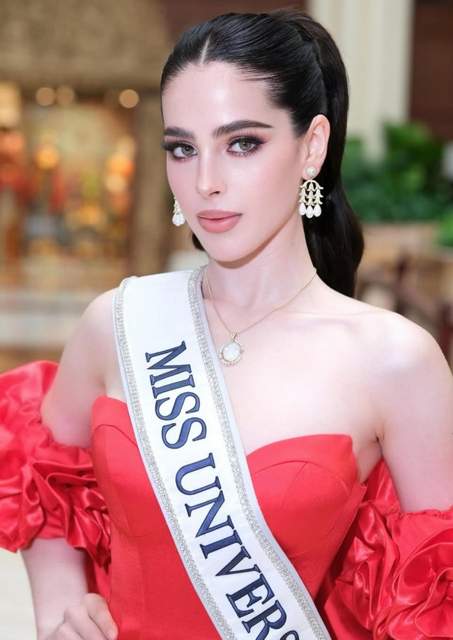 Sebelum menang Fatima pernah ditegur Direktur Eksekutif Miss Universe Nawat Itsaragrisil karena tidak hadir dalam sesi pemotretan sponsor. Ketika itu, Nawat sempat meminta Fátima berdiri dan menjelaskan alasannya di depan kamera. Situasi berubah tegang ketika Nawat mengucapkan kata bodoh yang membuat Fatima meninggalkan ruangan, diikuti oleh Miss Universe 2024, Victoria Kjær Theilvig. Foto: Instagram/@fatimaboschfdz