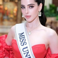 Sebelum menang Fatima pernah ditegur Direktur Eksekutif Miss Universe Nawat Itsaragrisil karena tidak hadir dalam sesi pemotretan sponsor. Ketika itu, Nawat sempat meminta Fátima berdiri dan menjelaskan alasannya di depan kamera. Situasi berubah tegang ketika Nawat mengucapkan kata bodoh yang membuat Fatima meninggalkan ruangan, diikuti oleh Miss Universe 2024, Victoria Kjær Theilvig. Foto: Instagram/@fatimaboschfdz