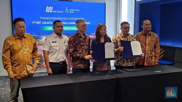 MRT Jakarta juga telah melakukan penandatanganan nota kesepahaman (MoU) kerja sama dengan Damai Putra Group, selaku pengembang kawasan Harapan Indah Bekasi di Transport Hub Sudirman, Jakarta Pusat, Rabu (5/11/2025). (CNBC Indonesia/Chandra Dwi Pranata)