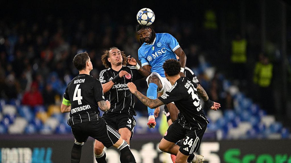 Gelandang Napoli Frank Anguissa (tengah) dikawal tiga pemain Frankfurt. Foto: UEFA via Getty Images/Tullio Puglia - UEFA