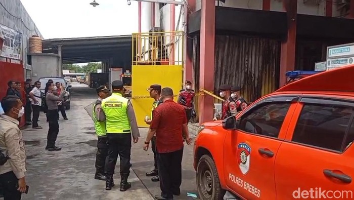 Polisi melakukan olah TKP kebakaran di Ketanggungan, Brebes yang menewaskan kakak beradik, Rabu (5/11/2025).