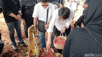 Once Mekel menaburkan bunga di atas makam Totok Sardjan. Totok Sardjan meninggal pada Selasa (4/11) di Rumah Sakit Pusat Pertamina dalam usia 78 tahun. Foto: Febryantino/detikcom