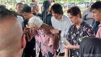Once memapah ibu mertua yang juga seorang penyanyi senior, Henny Purwonegoro. Once menikah dengan putri Totok Sardjan dan Henny, Rietma Dhanty Angelica Immaculata Tauchid. Foto: Febryantino/detikcom