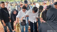 Pemakaman Totok Sardjan berlangsung sendu. Kumandang azan di dalam liang lahad terdengar sebelum tanah kuburan diuruk. Foto: Febryantino/detikcom