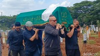 Jenazah musisi senior Totok Sardjan dimakamkan di TPU Tanah Kusir, Jakarta Selatan pada Rabu (5/11/2025). Foto: Febryantino/detikcom