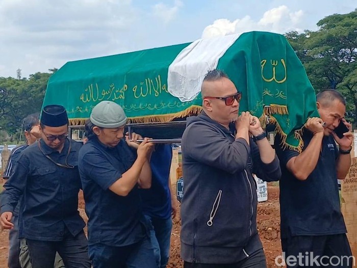 Once Mekel hadiri pemakaman Totok Sardjan di TPU Kebon Nanas, Jakarta Timur, Rabu (5/11/2025).