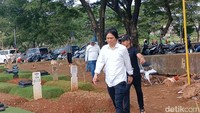 Once Mekel tiba di pemakaman ayah mertua menggunakan kemeja putih. Foto: Febryantino/detikcom