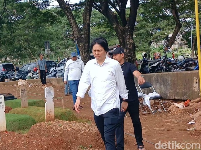 Once Mekel hadiri pemakaman Totok Sardjan di TPU Kebon Nanas, Jakarta Timur, Rabu (5/11/2025).