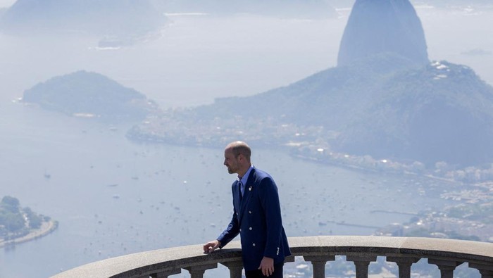 Pangeran William dari Inggris, Pangeran Wales, terlihat menikmati keindahan Kota Rio de Janeiro saat mengunjungi ikon wisata dunia, Patung Kristus Penebus (Christ the Redeemer), pada Rabu (5/11/2025). REUTERS/Eduardo Anizelli