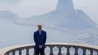 Pangeran William dari Inggris, Pangeran Wales, dengan latar belakang Teluk Guanabara dari Christ Redeemer di Rio de Janeiro, Brasil. REUTERS/Eduardo Anizelli