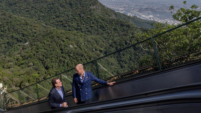 Pangeran William dari Inggris, Pangeran Wales, terlihat menikmati keindahan Kota Rio de Janeiro saat mengunjungi ikon wisata dunia, Patung Kristus Penebus (Christ the Redeemer), pada Rabu (5/11/2025). REUTERS/Eduardo Anizelli