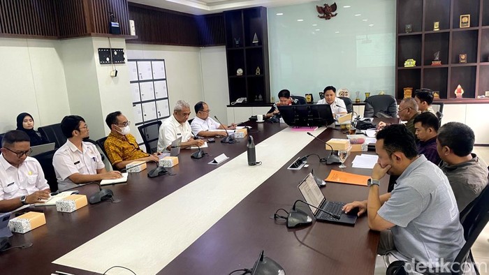 Pansus 14 DPRD Kota Bandung bersama Dinkes Kota Bandung mengkaji Raperda Pencegahan dan Pengendalian Perilaku Seksual Berisiko dan Penyimpangan Seksual