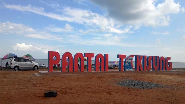 Pantai Takisung. (Dok. Pemkab Tanah Laut) Pantai Takisung. (Dok. Pemkab Tanah Laut)