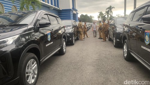 Para camat di Lombok Barat mendapat mobil dinas baru, Rabu (5/11/2025). (M. Zahiruddin/detikBali)