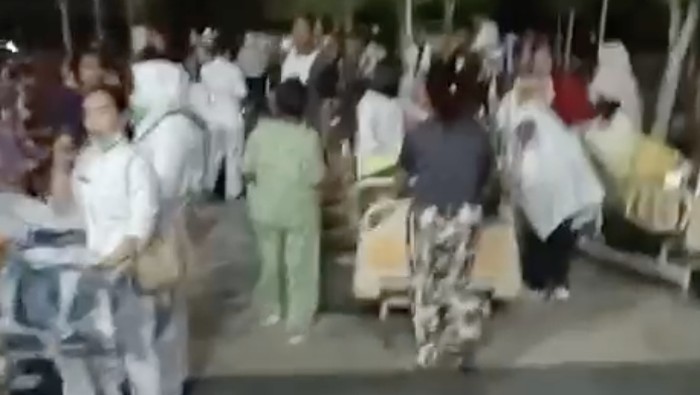 Pasien RSUD di Tarakan dievakuasi usai gempa. (Dok. BNPB)