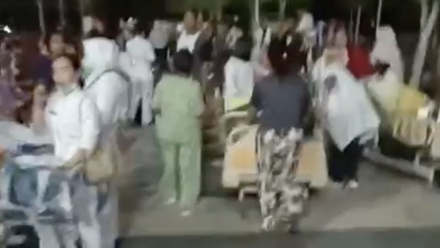 Pasien RSUD di Tarakan dievakuasi usai gempa. (Dok. BNPB)