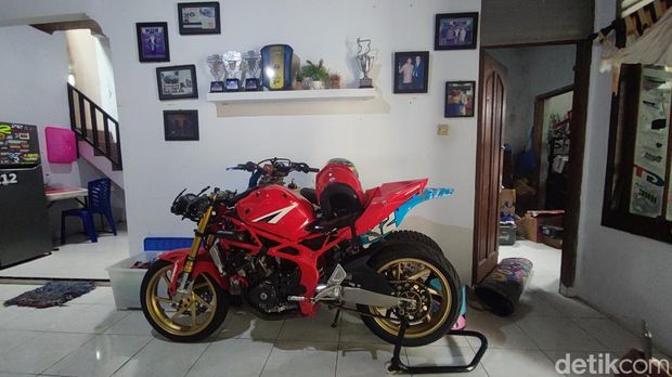 Rumah M Kiandra Ramadhipa, pebalap Indonesia yang jadi juara European Talent Cup di Sirkuti Catalunya, Spanyol, saat didatangi di Wedomartani, Sleman, Rabu (5/11/2025).