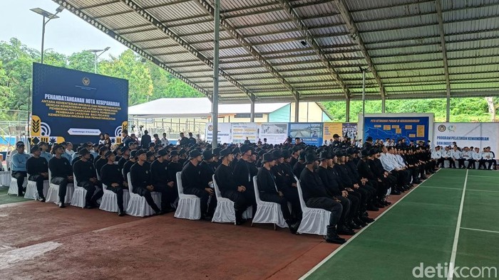 Sejumlah petugas pemasyarakatan imigrasi yang melakukan indisipliner dilakukan pembinaan mental selama satu bulan di Lapas Nusakambangan Cilacap, Rabu (5/11/2025).