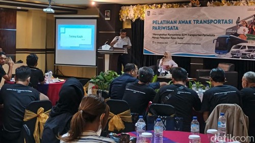 Puluhan driver wisata diberikan pelatihan peningkatan layanan ketika membawa tamu wisata ke sejumlah objek destinasi di Provinsi Nusa Tenggara Barat, Rabu (5/11/2025). (Foto: Ahmad Viqi/detikBali).