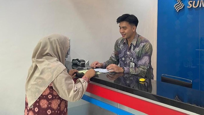 Pelayanan ramah dari salah satu teller di Bank Sumsel Babel.
