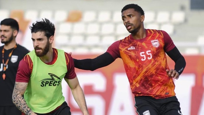 Pemain Borneo FC saat melakukan latihan di Stadion Segiri Samarinda.