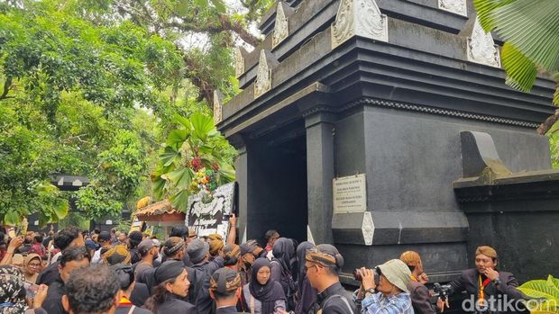Pemakaman Paku Buwono XIII di Kedaton PB X digelar tertutup. Pemakaman Paku Buwono XIII di Kedaton PB X digelar tertutup. Warga pun hanya bisa menunggu di luar dan mulai membubarkan diri. Foto diambil Rabu (5/11/2025).