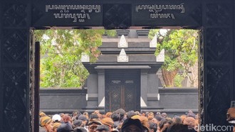 Paku Buwono XIII Dimakamkan Tertutup, Warga Hanya Bisa Doakan dari Luar