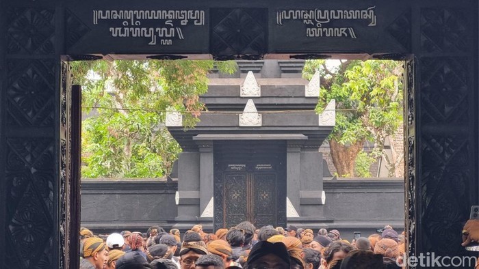 Pemakaman Paku Buwono XIII di Kedaton PB X digelar tertutup. Warga pun hanya bisa menunggu di luar dan mulai membubarkan diri. 

Foto diambil Rabu (5/11/2025).