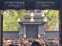 Paku Buwono XIII Dimakamkan Tertutup, Warga Hanya Bisa Doakan dari Luar