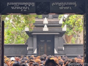 Paku Buwono XIII Dimakamkan Tertutup, Warga Hanya Bisa Doakan dari Luar