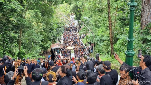 Suasana pemakaman PB XIII di makam raja-raja Mataram, Imogiri, Bantul, Rabu (5/11/2205).