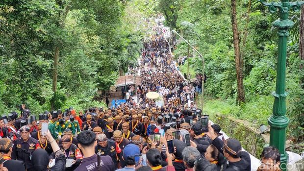 Suasana pemakaman PB XIII di makam raja-raja Mataram, Imogiri, Bantul, Rabu (5/11/2205).