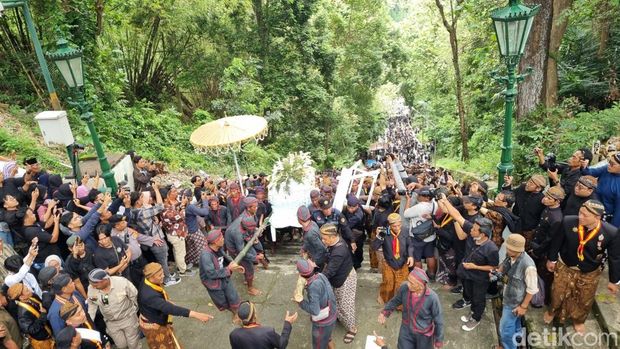 Pemakaman PB XIII Suasana pemakaman PB XIII di makam raja-raja Mataram, Imogiri, Bantul, Rabu (5/11/2205).