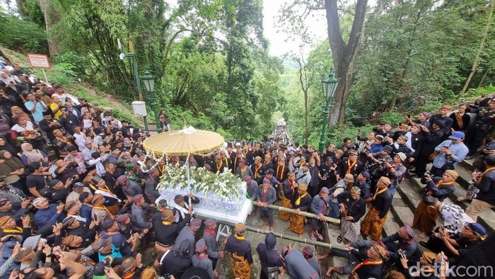 Suasana pemakaman PB XIII di makam raja-raja Mataram, Imogiri, Bantul, Rabu (5/11/2205).