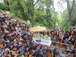 Warga Menyemut Antar Jenazah Paku Buwono XIII ke Kedaton PB X di Imogiri
