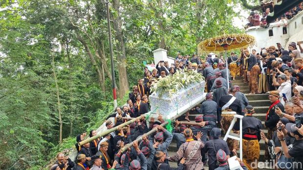 Suasana pemakaman PB XIII di makam raja-raja Mataram, Imogiri, Bantul, Rabu (5/11/2205).