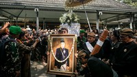 Kerabat dan abdi dalem mengiringi kereta jenazah Raja Keraton Kasunanan Surakarta Hadiningrat Sri Susuhunan Paku Buwono XIII di Solo, Jawa Tengah, Rabu (5/11/2025). ANTARA FOTO/Mohammad Ayudha