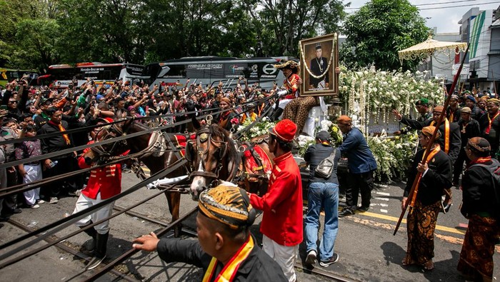Kerabat dan abdi dalem mengiringi kereta jenazah Raja Keraton Kasunanan Surakarta Hadiningrat Sri Susuhunan Paku Buwana (PB) XIII di Solo, Jawa Tengah, Rabu (5/11/2025). Paku Buwana XIII meninggal dunia pada usia 77 tahun dan akan dimakamkan di Astana Raja-raja Mataram Imogiri, Yogyakarta. ANTARA FOTO/Mohammad Ayudha/tom.