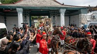 Sosoknya dikenal sebagai penjaga warisan budaya Jawa dan pemersatu kerabat keraton. ANTARA FOTO/Mohammad Ayudha