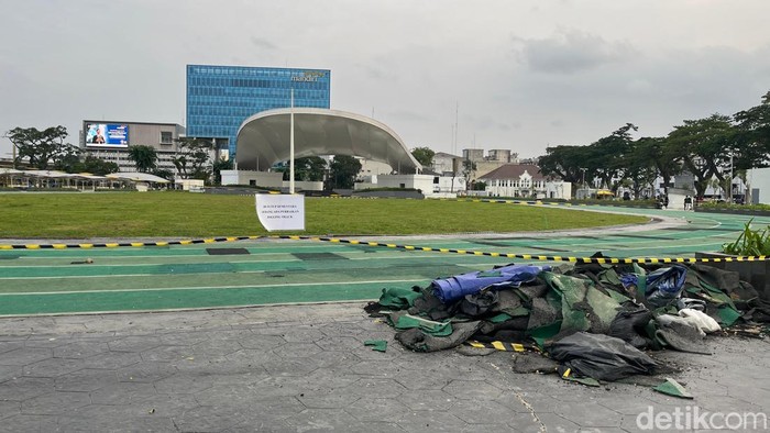 Pemberitahuan penutupan jogging track Lapangan Merdeka Medan. (Finta Rahyuni/detikSumut)