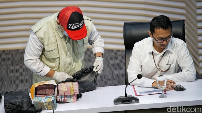Komisi Pemberantasan Korupsi (KPK) memperlihatkan barang bukti uang tunai senilai Rp1,6 miliar hasil sitaan dari kasus dugaan korupsi Gubernur Riau Abdul Wahid, di Gedung KPK, Jakarta, Rabu (5/11/2025).