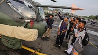 Acara ini digelar dalam rangka memperingati HUT ke-66 Penerbangan Angkatan Darat (Penerbad) dan menjadi ajang edukatif bagi masyarakat untuk mengenal lebih dekat peran Penerbad dalam menjaga kedaulatan udara Indonesia. ANTARA FOTO/Makna Zaezar