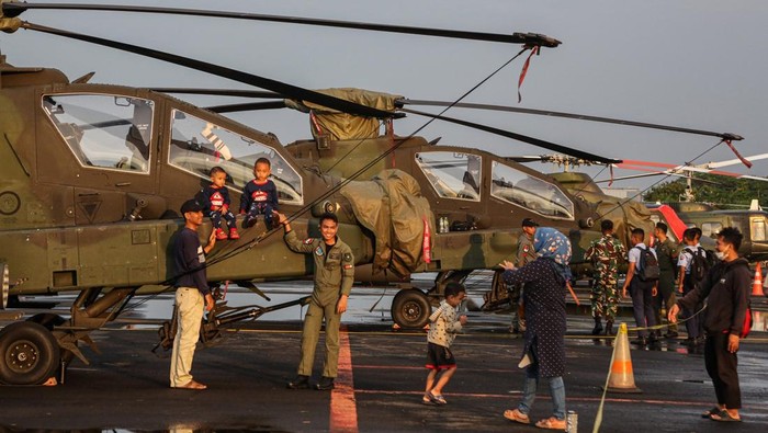 Sejumlah pengunjung melihat helikopter TNI AD jenis MI-17 yang dipajang dalam pameran Penerbangan Angkatan Darat (Penerbad) di Pangkalan Udara Utama TNI Angkatan Darat Ahmad Yani, Semarang, Jawa Tengah, Rabu (5/11/2025). Pemeran yang akan berlangsung hingga 9 November 2025 itu menampilkan 22 helikopter, pesawat, serta berbagai jenis alat utama sistem persenjataan (alutsista) kedirgantaraan Penerbad dalam rangka memperingati HUT ke-66 tahun Penerbangan TNI AD. ANTARA FOTO/Makna Zaezar