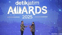 Kepala Redaksi detikJatim Budi Hartadi memberikan penghargaan kepada Komunitas Laskar Belajar. Mereka mendapatkan penghargaan atas dedikasinya yang luar biasa pada anak-anak hingga negeri.