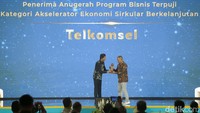 Regional Manager detikcom, Triono Wahyu Sudibyo memberikan penghargaan Anugerah Program Bisnis Terpuji Kategori Akselerator Ekonomi Sirkular Berkelanjutan kepada Telkomsel yang di terima oleh Manager Corporate Communications Area Jawa Bali, Erwin Kusumawan dalam perhelatan detikJatim Awards 2025.