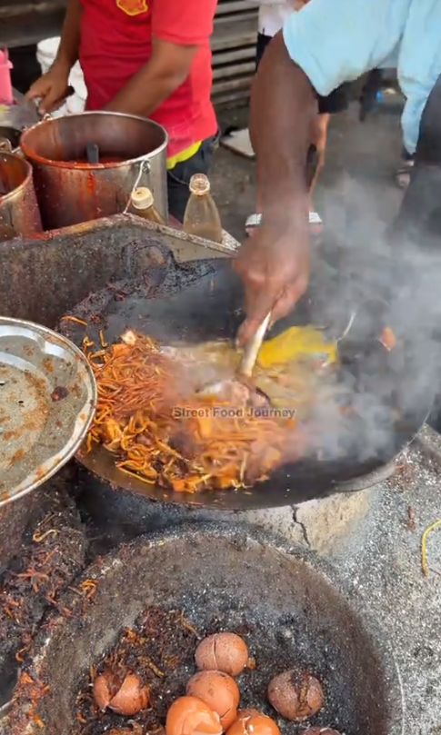 Masaknya Bar-bar, Aksi Penjual Mie Ini Disebut Mirip Pedagang India