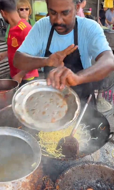 Masaknya Bar-bar, Aksi Penjual Mie Ini Disebut Mirip Pedagang India