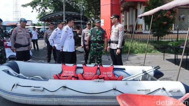 Persiapan pasukan dan sarpras untuk menangani bencana Hidrometeorologi di Kota Blitar Persiapan pasukan dan sarpras untuk menangani bencana Hidrometeorologi di Kota Blitar