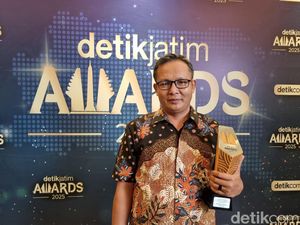 Haji Her Terima Penghargaan Berkat Perjuangannya untuk Petani Madura