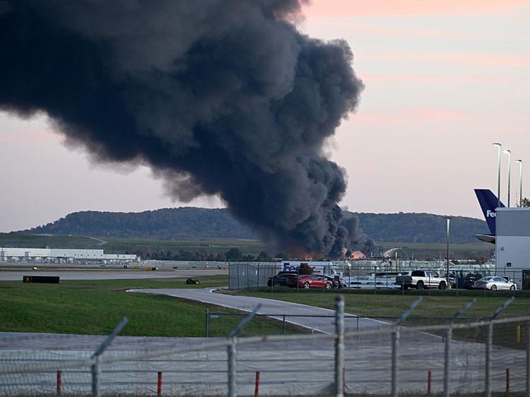 Momen Mengerikan Pesawat Kargo Jatuh di AS, Asap Hitam Penuhi Langit